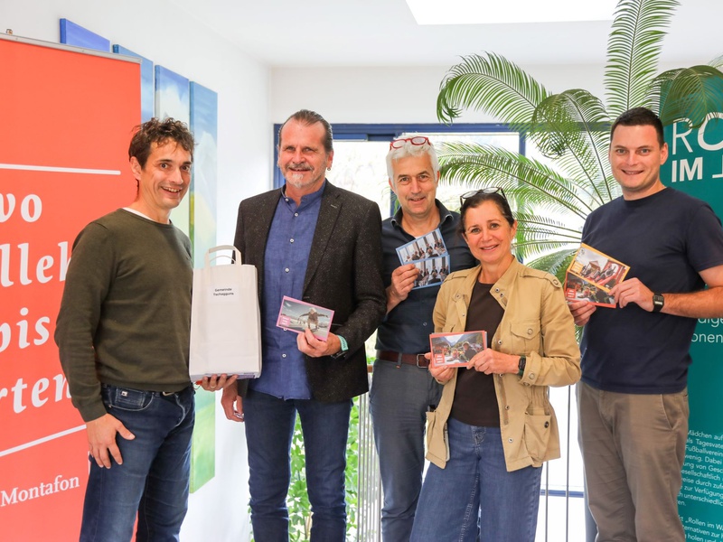 Peter Steurer, Regio-V, übergibt die Ideenkarten und Poster an Herbert Bitschnau (Bgm. Tschagguns und Standesrepräsentant Montafon), Bernhard Maier (Standessekretär), Elke Martin (Jugendkoordinatorin) und Alexander Zimmermann (Projektmanager).
Ideen für lebenswerte Gemeinden