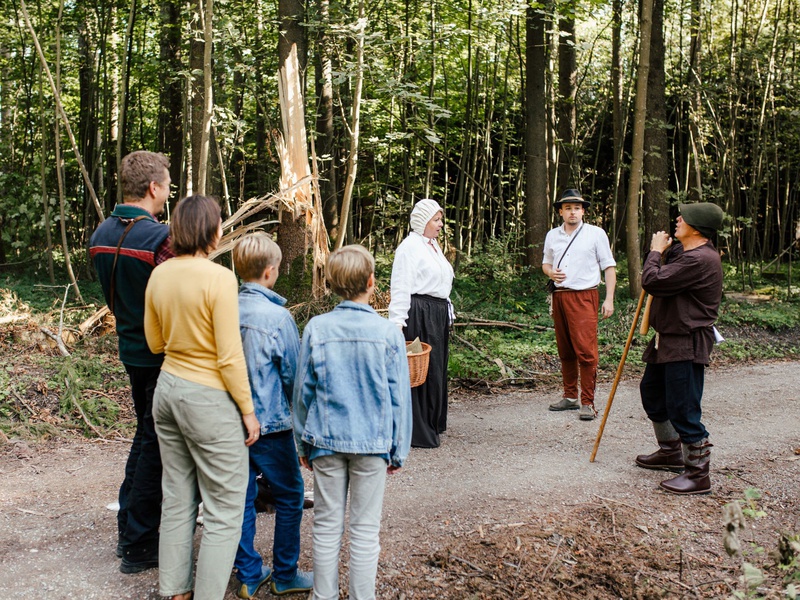 Bei einer historischen Entertainment-Führung im Memminger Stadtwald tauchen die Teilnehmenden in die Gechichte der Region ein.
Freiheit und Menschenrechte früher und heute