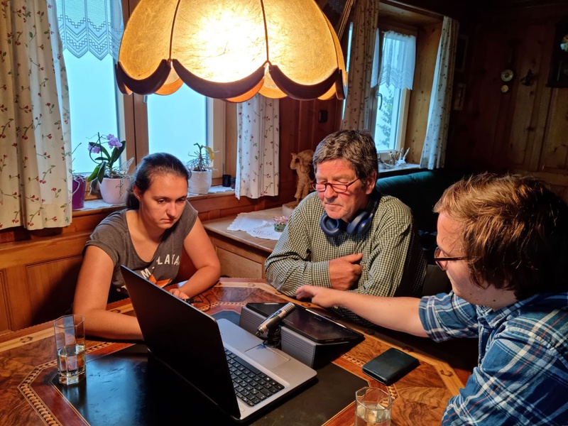 Im neuen Montafoner Dialekt-Wörterbuch finden sich Übersetzungen von mehreren Tausend Mundart-Begriffen - die meisten davon auch als Sprachaufnahmen. Foto: Montafoner Museen