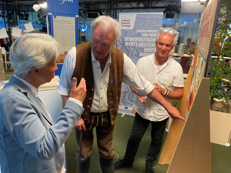 Das COURAGE-Team lud Interessierte ein, sich über demokratische Werte Gedanken zu machen. Auch Marie-Agnes Strack-Zimmermann, Abgeordnete des deutschen Bundestags, besuchte den Stand auf der Festwoche in Kempten.