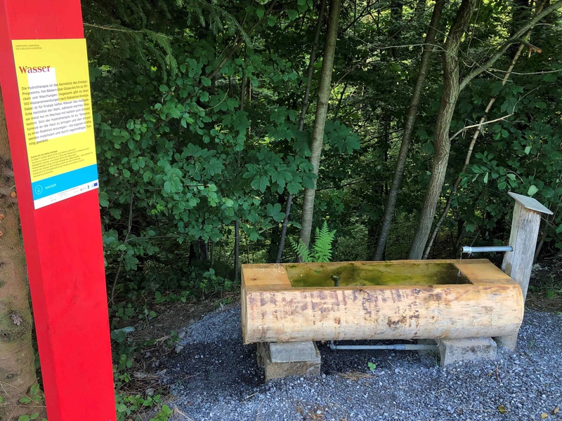 Der Brunnen fordert die Besucher:innen zu einer erfrischenden Kneipp-Anwendung auf.