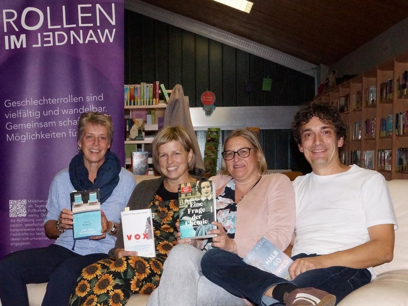 Auf gemütlichen Sofas in Wohnzimmer-Atmosphäre holten sich Interessierte Lesetipps rund um das Thema Rollenwandel bei "Annas Büchercheck" in Hohenweiler. V.l.n.r.: Anna Schade, Barbara O´Connor (femail), Carina Haltmayer (Bücherei Hohenweiler), Peter Steurer (Regionalentwicklung Vorarlberg). Foto: Petra Kaiser