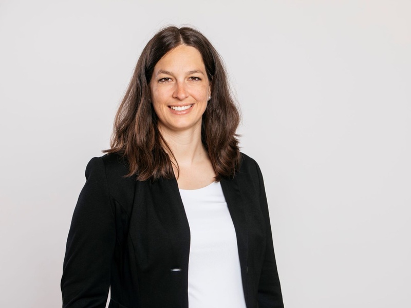 Mama und Business-Woman: Katharina Rhomberg-Schebl erzählt im Podcast, wie sie Arbeit, Familie und Ehrenamt unter einen Hut bringt.