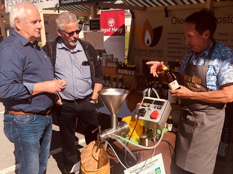 Regionale Spezialitäten einkaufen, die Produzent*innen treffen und etwas über die Produkte lernen. Das können Jung und Alt beim Markt der Erde in Sibratsfäll. Foto: Dorner Hof