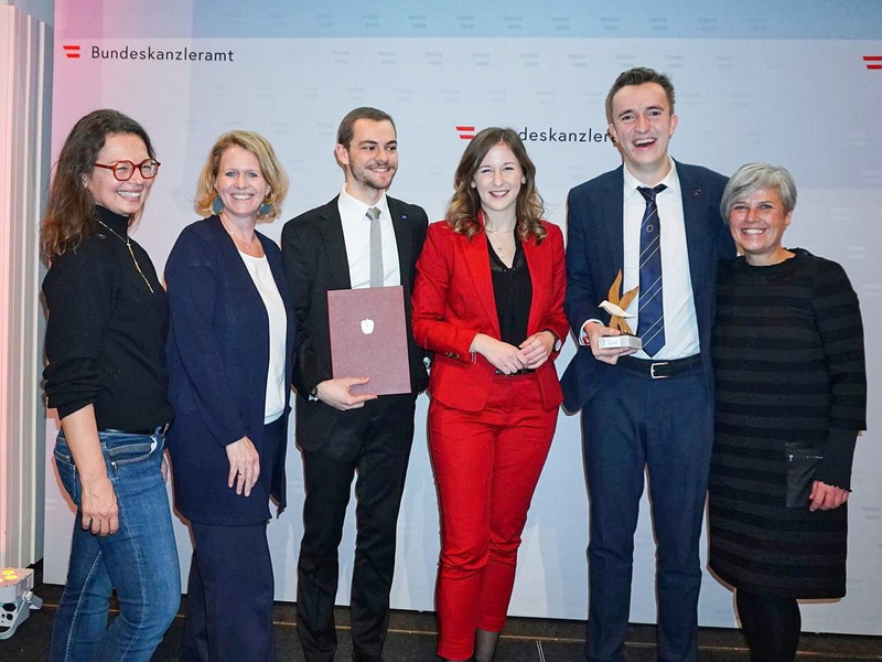 Freuten sich über die Auszeichnung mit dem Österreichischen Jugendpreis: v.l.n.r. Monika Paterno (Geschäftsführung aha), Karo Hosp (S-Pass), Andreas Moser (Youth Activist), Staatssekretärin Claudia Plakolm, Dave Kock (Youth Activist) und Barbara Österle (aha). Foto: aha
