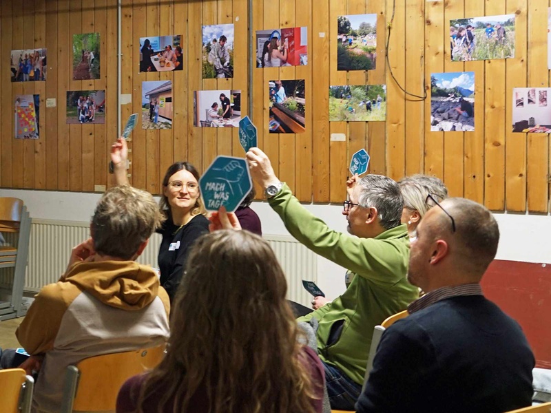 Bei einem Get-together zu den MACHWAS-Tagen 2024 wurden neue Projektideen und Kooperationen besprochen. Foto: aha