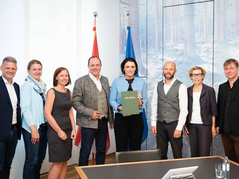V.l.n.r.: NR Mag. Andreas Hanger (NÖ), Isolde Fürst (OÖ), DI Christine Filipp (NÖ), NR Christoph Stark (Stmk.), BM Köstinger Elisabeth, Stefan Niedermoser MSc (Tir.), Mag. Margit Nöhrer (Bgld.), Dr. Wolfgang Berger (Stmk.). Foto: BMLRT