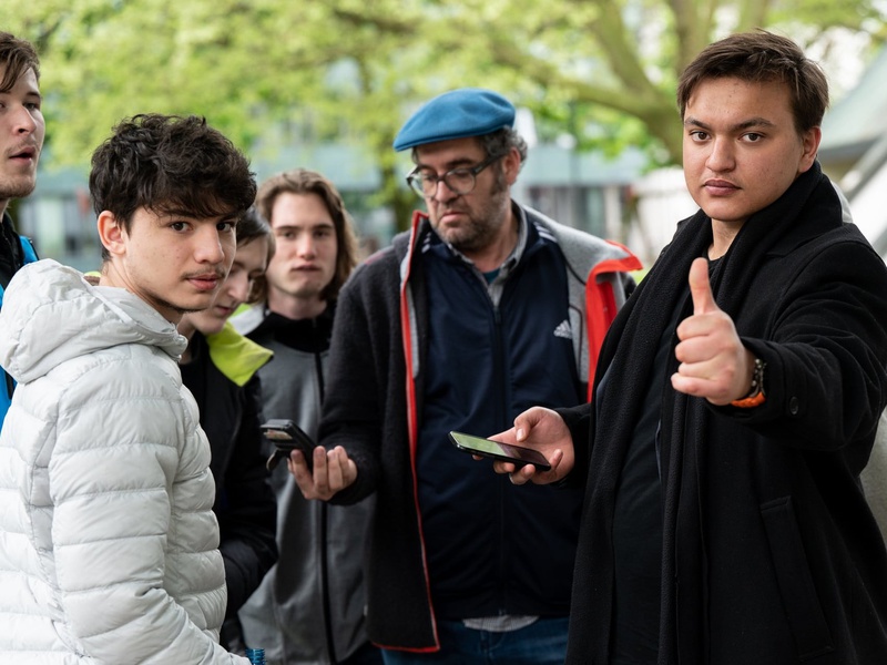Berufsschüler*innen testeten am 10. Mai erstmals die App Actionbound, die in Form einer Schnitzeljagd zeigt, wie Vorarlberg mit Hilfe von EU-Geldern nachhaltiger wird. Foto: Land Vbg./A. Serra
