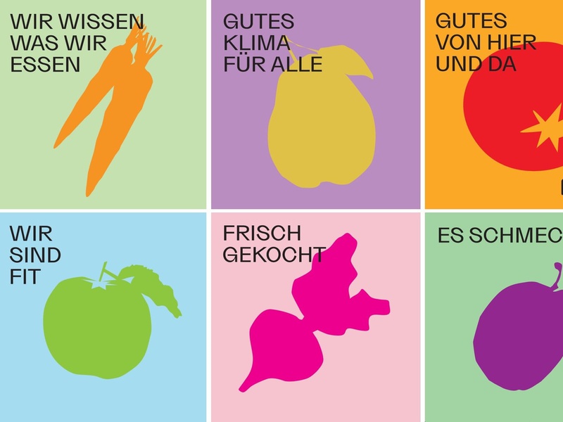 Bunte Tafeln machen die Wertehaltung von LOKAL im Schullokal Doren sichtbar.