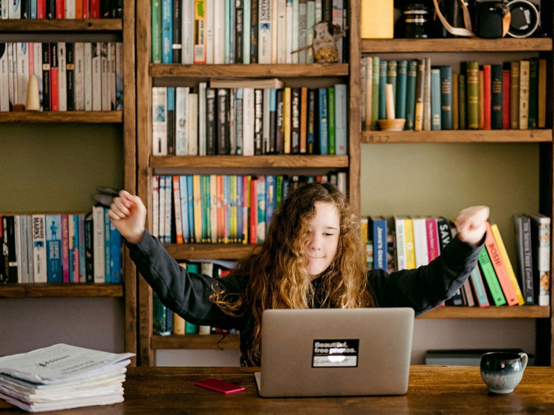 Jugendliche können die neuen Online-Angebote des aha kostenlos besuchen. Foto: unsplash