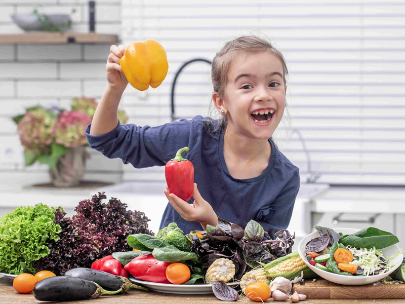 Mehr Gemüse essen statt Fleisch, ohne Auto zur Schule kommen, seltener das Handy verwenden: Schulkinder können bei der KlimAktion-Challenge mithelfen, das Klima zu schützen. Foto: pvproductions auf Freepik