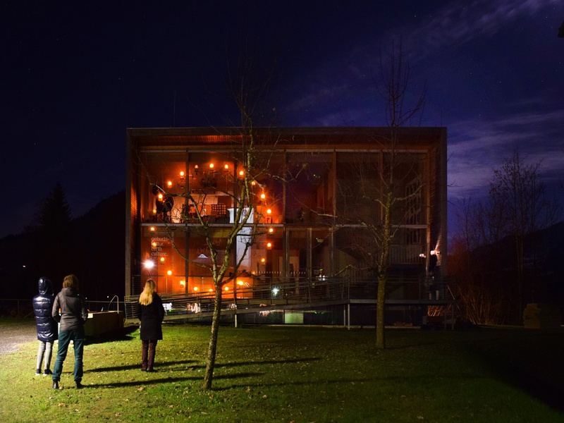 Zahlreiche Gemeinden des Bregenzerwaldes setzen mit Warnlichtern ein wichtiges Zeichen gegen Gewalt. Die Installation von Wolfgang Schwarzmann ist im Frauenmuseum Hittisau zu sehen. Foto: Frauenmuseum Hittisau