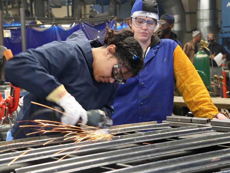 Wie Migrant:innen und weitere junge Menschen für eine Lehre im Handwerk begeistert werden können, können Ausbilder:innen in drei kostenlosen Kursen lernen. Foto: PTTI EDU auf Unsplash