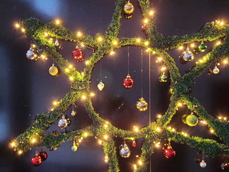 Der Weihnachtsstern im Büro der Regio-V verbrauchte in seiner ursprünglichen Funktion als Außenbeleuchtung mit 24 60-Watt-Glühbirnen pro Stunde 1,44 kWh. Jetzt verbrauchen 200 LEDs mit 3,6 Watt in der Stunde nur noch 0,0036 kWh.