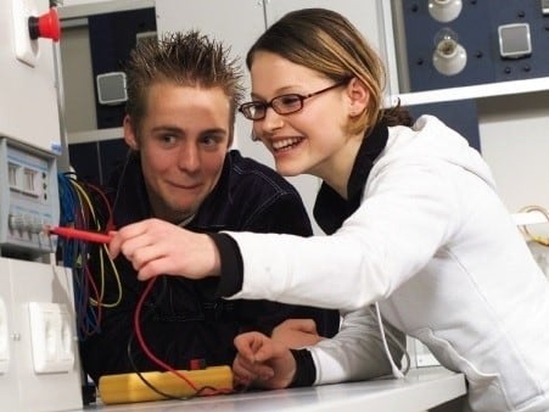 Beim "Zukunfts-Check" Workshop erarbeiteten Jugendliche der Polytechnischen Schule Bregenz Verbesserungsmöglichkeiten für den Übergang von der Schule in die Lehrausbildung. Foto: PTS Bregenz